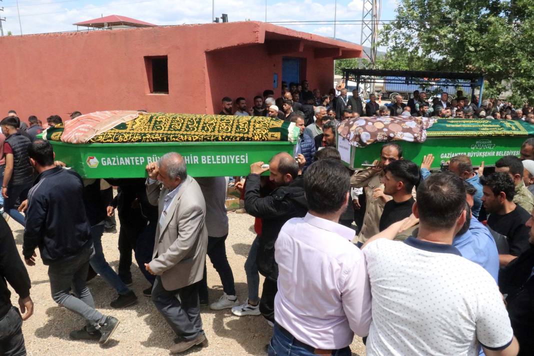 Gaziantep’ten yürek yakan fotoğraf! Yan yana toprağa verildiler 19